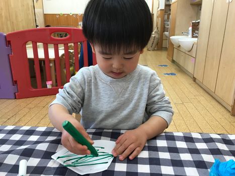 ぺたぺた、ぬりぬり