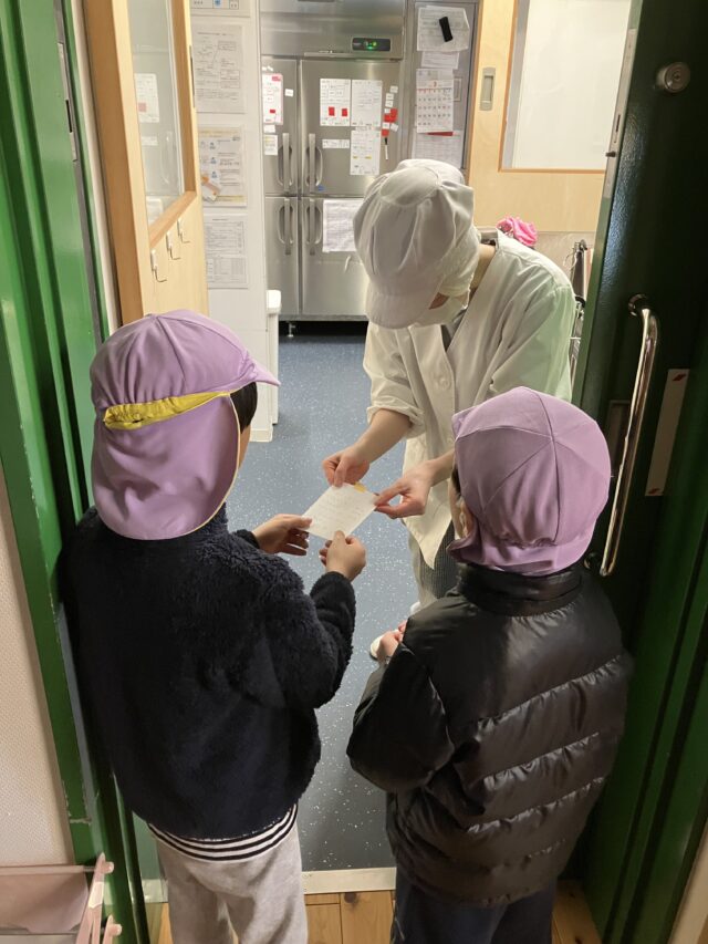 調理の先生から買い物メモを受け取って