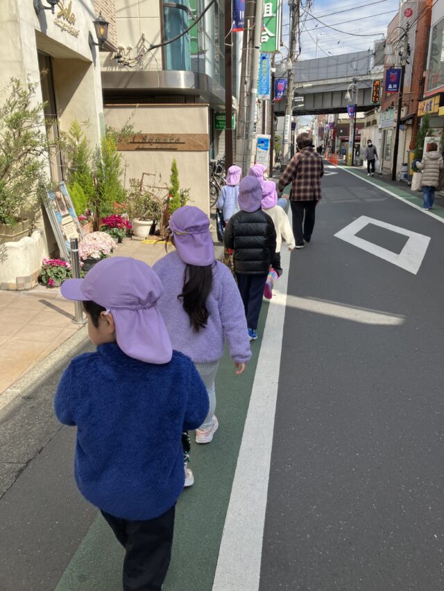 商店街の八百屋さんに向かうよ