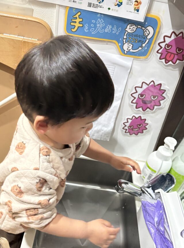 1歳クラスもおててあわあわ