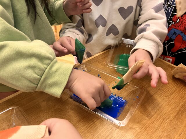 絵の具を使って…