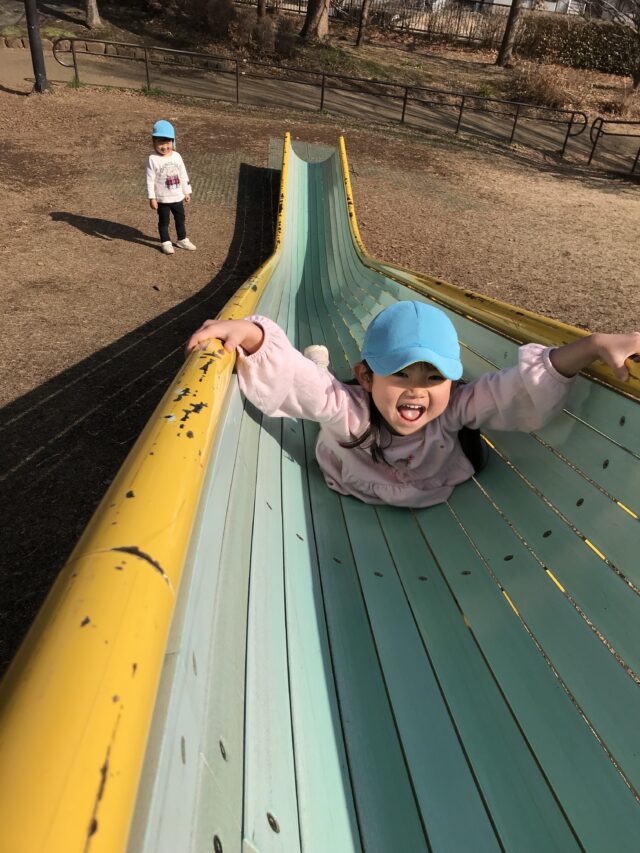 すべり台を速く滑るには・・・？３歳児♪